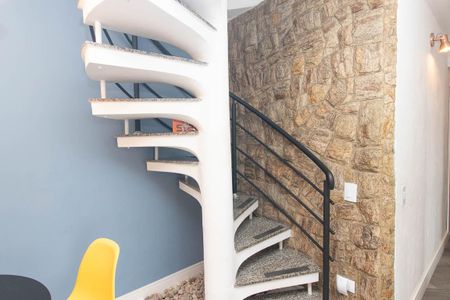 Apartamento para alugar com 150m², 3 quartos e 2 vagas Apartamento para alugar com 150m², 3 quartos e 2 vagasEscada