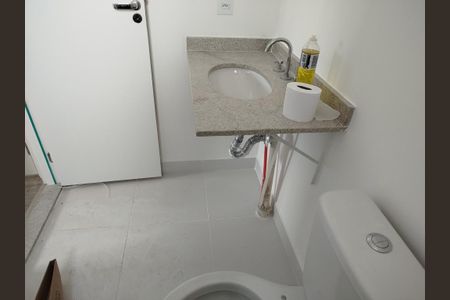 Banheiro de kitnet/studio para alugar com 1 quarto, 27m² em Vila Aricanduva, São Paulo