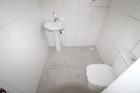 Banheiro de casa para alugar com 1 quarto, 35m² em Vila Maria Luisa, São Paulo