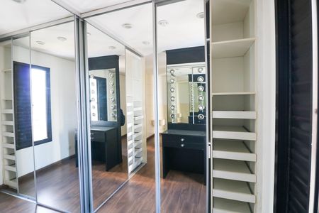 Apartamento à venda com 75m², 2 quartos e 2 vagas Apartamento à venda com 75m², 2 quartos e 2 vagasSuíte closet