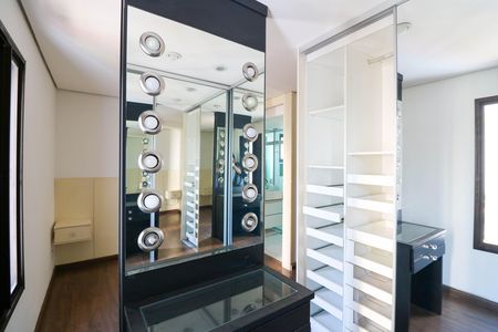 Apartamento à venda com 75m², 2 quartos e 2 vagas Apartamento à venda com 75m², 2 quartos e 2 vagasSuíte closet