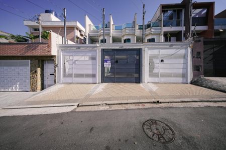 Casa à venda com 168m², 3 quartos e 2 vagas Casa à venda com 168m², 3 quartos e 2 vagasFachada