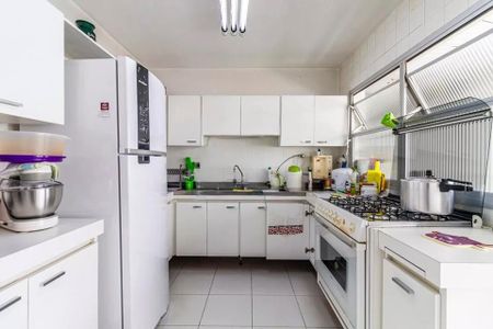 Apartamento à venda com 260m², 6 quartos e 3 vagasCozinha com geladeira, fogão, pia e utensílios de cozinha.