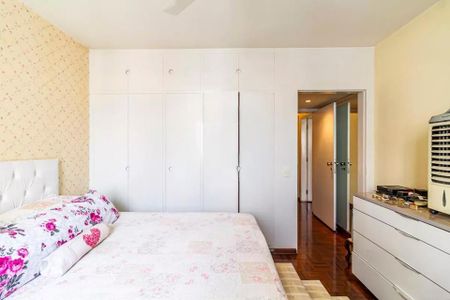 Apartamento à venda com 260m², 6 quartos e 3 vagasQuarto com cama de casal, armários e ar condicionado.