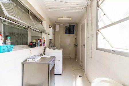 Apartamento à venda com 260m², 6 quartos e 3 vagasBanheiro com piso de porcelanato, lavabo e vaso sanitário, com iluminação adequada e mobiliário simples.