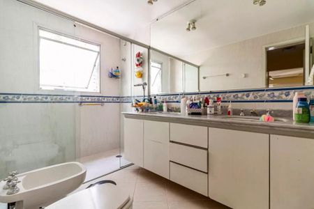 Apartamento à venda com 260m², 6 quartos e 3 vagasBanheiro com piso de porcelanato, bancada de granito, vaso sanitário e chuveiro, com uma janela pequena e iluminação boa.
