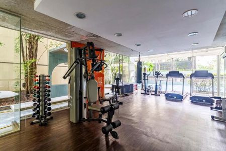 Apartamento à venda com 260m², 6 quartos e 3 vagasGinásio com equipamentos de treino e vista para o jardim.