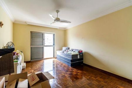 Quarto com cama de solteiro, móveis brancos e parquet escuro. de apartamento à venda com 6 quartos, 260m² em Cerqueira César, São Paulo