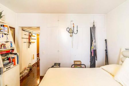 Apartamento à venda com 260m², 6 quartos e 3 vagasQuarto com cama, armário e prateleiras, com mobília simples e decoração minimalista.