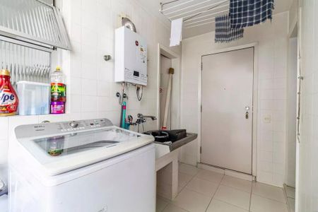 Apartamento à venda com 260m², 6 quartos e 3 vagasLavanderia comum com geladeira e fogão, com iluminação boa e mobiliário básico.