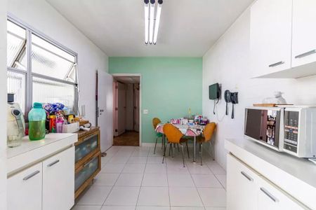 Apartamento à venda com 260m², 6 quartos e 3 vagasCozinha com mesa e cadeiras, armários e bancadas de madeira, geladeira e microondas, janelas com persianas, iluminação adequada, organizada e bem decorada.