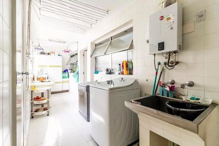 Apartamento à venda com 260m², 6 quartos e 3 vagasLavanderia comum com geladeira e fogão, iluminada por luz natural e com acabamento em porcelanato.