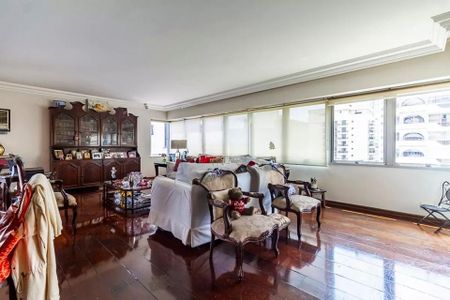 Sala com móveis antigos e decoração clássica, com vista para a cidade. de apartamento à venda com 6 quartos, 260m² em Cerqueira César, São Paulo