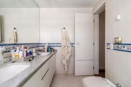 Apartamento à venda com 260m², 6 quartos e 3 vagasBanheiro com piso de porcelanato, bancada de granito e vários produtos de higiene.