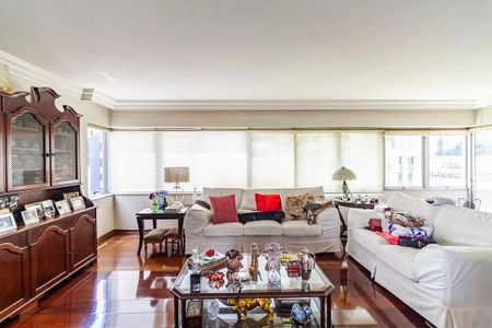 Apartamento à venda com 260m², 6 quartos e 3 vagasSala de estar com móveis clássicos e decoração elegante, iluminada por luz natural e artificial.