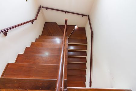 Casa à venda com 368m², 4 quartos e 10 vagas Casa à venda com 368m², 4 quartos e 10 vagasEscada
