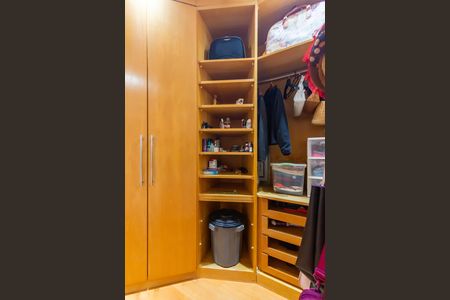 Casa à venda com 368m², 4 quartos e 10 vagas Casa à venda com 368m², 4 quartos e 10 vagasCloset