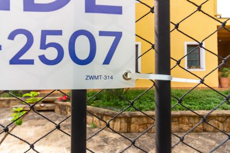 Casa à venda com 368m², 4 quartos e 10 vagas Casa à venda com 368m², 4 quartos e 10 vagasCode