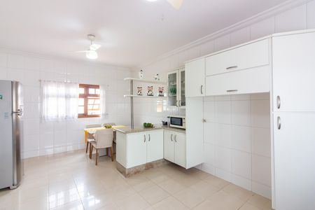 Casa à venda com 368m², 4 quartos e 10 vagas Casa à venda com 368m², 4 quartos e 10 vagasCozinha