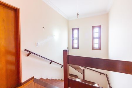 Casa à venda com 368m², 4 quartos e 10 vagas Casa à venda com 368m², 4 quartos e 10 vagasEscada