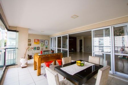 Apartamento à venda com 236m², 3 quartos e 4 vagas Apartamento à venda com 236m², 3 quartos e 4 vagasVaranda gourmet