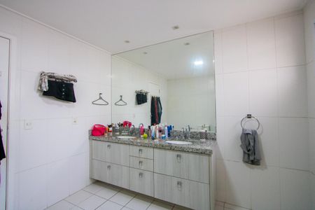 Apartamento à venda com 236m², 3 quartos e 4 vagas Apartamento à venda com 236m², 3 quartos e 4 vagasBanheiro do Quarto 1