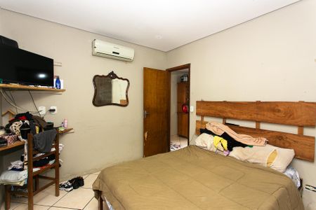 Casa à venda com 270m², 8 quartos e 6 vagas Casa à venda com 270m², 8 quartos e 6 vagasCasa 1 - Quarto 1