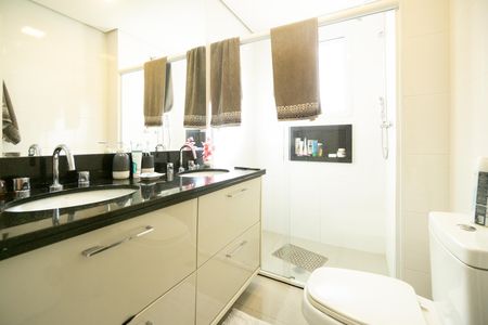 Apartamento à venda com 148m², 4 quartos e 3 vagas Apartamento à venda com 148m², 4 quartos e 3 vagasBanheiro da suíte