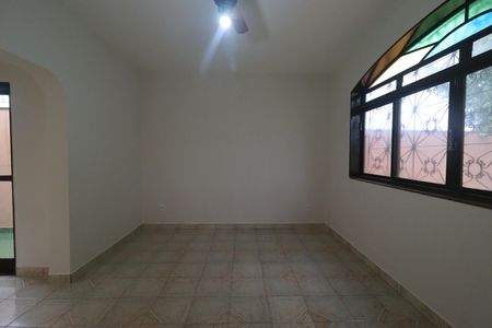 Casa para alugar com 250m², 4 quartos e 3 vagas Casa para alugar com 250m², 4 quartos e 3 vagasSala