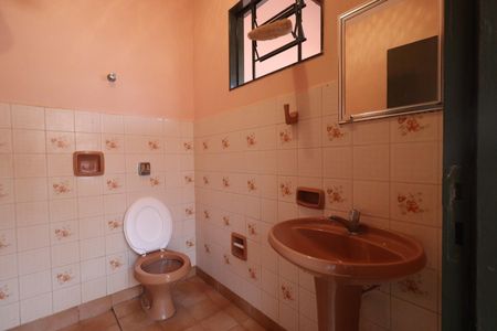 Casa para alugar com 250m², 4 quartos e 3 vagas Casa para alugar com 250m², 4 quartos e 3 vagasBanheiro de serviço
