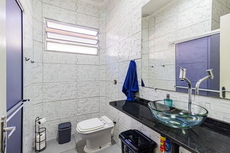 Casa para alugar com 130m², 2 quartos e 1 vaga Casa para alugar com 130m², 2 quartos e 1 vagaBanheiro Corredor