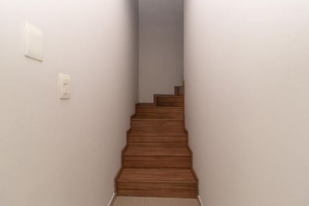 Casa à venda com 160m², 3 quartos e 2 vagas Casa à venda com 160m², 3 quartos e 2 vagasEscada