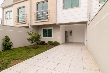 Casa à venda com 160m², 3 quartos e 2 vagas Casa à venda com 160m², 3 quartos e 2 vagasFachada