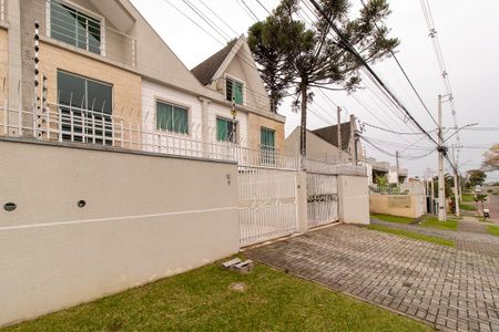 Casa à venda com 160m², 3 quartos e 2 vagas Casa à venda com 160m², 3 quartos e 2 vagasFachada