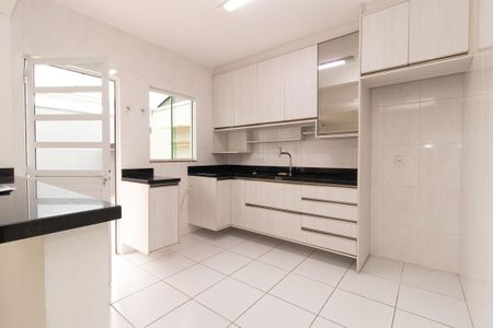 Casa à venda com 160m², 3 quartos e 2 vagas Casa à venda com 160m², 3 quartos e 2 vagasCozinha - Armários