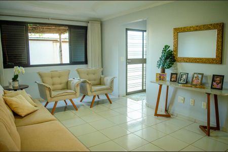 Casa à venda com 3 quartos, 330m² em Vila Santa Helena, Goiânia