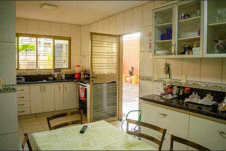 Casa à venda com 330m², 3 quartos e 5 vagas