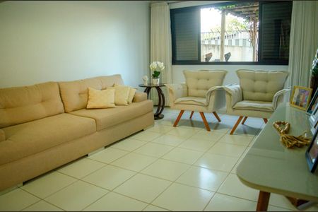 Casa à venda com 3 quartos, 330m² em Vila Santa Helena, Goiânia