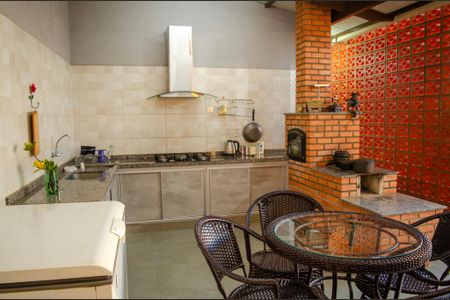 Casa à venda com 330m², 3 quartos e 5 vagas