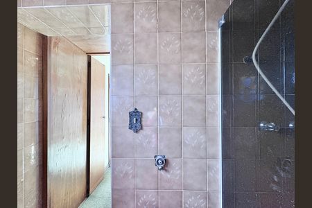 Casa para alugar com 491m², 5 quartos e 8 vagas Casa para alugar com 491m², 5 quartos e 8 vagasBanheiro da Suíte 1