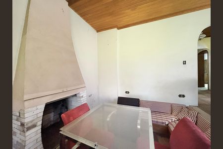Casa para alugar com 491m², 5 quartos e 8 vagas Casa para alugar com 491m², 5 quartos e 8 vagasSala - Lareira
