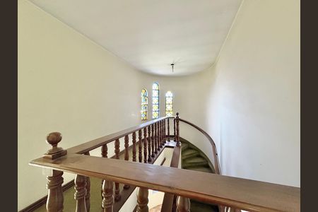 Escada/ Hall para os Quartos  de casa para alugar com 5 quartos, 491m² em Vila Comercial, São Paulo