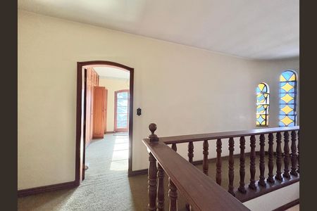 Casa para alugar com 491m², 5 quartos e 8 vagas Casa para alugar com 491m², 5 quartos e 8 vagasEscada/ Hall para os Quartos