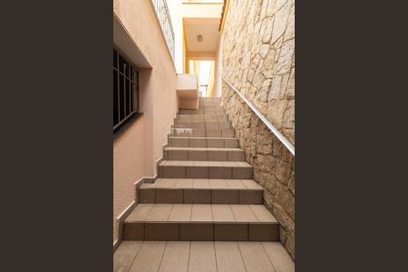 Casa para alugar com 220m², 4 quartos e 3 vagas Casa para alugar com 220m², 4 quartos e 3 vagasEscada Entrada