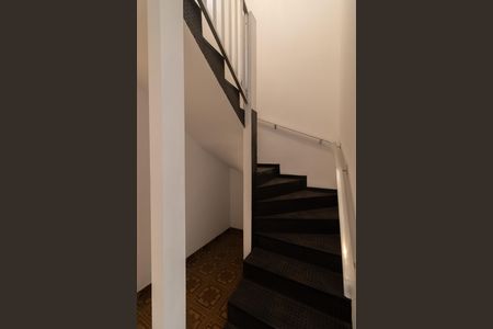 Casa para alugar com 220m², 4 quartos e 3 vagas Casa para alugar com 220m², 4 quartos e 3 vagasEscada