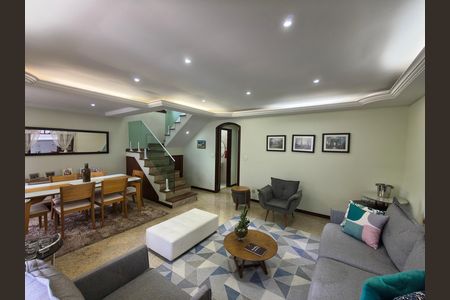 Casa de condomínio à venda com 230m², 4 quartos e 2 vagas