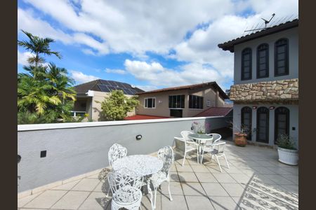 Casa de condomínio à venda com 230m², 4 quartos e 2 vagas