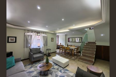 Casa de condomínio à venda com 230m², 4 quartos e 2 vagas