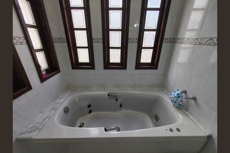 Casa de condomínio à venda com 230m², 4 quartos e 2 vagas
