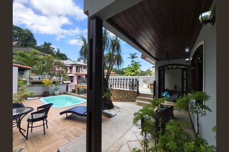 Casa de condomínio à venda com 230m², 4 quartos e 2 vagas